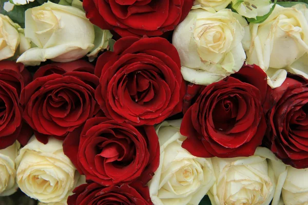 Червоні та білі троянди в весільній композиції — стокове фото