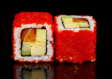 Japon suşi somon, salatalık, avokado ve kırmızı havyar ile