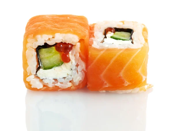Sushi japonés con salmón, pepino, queso y caviar rojo — Foto de Stock