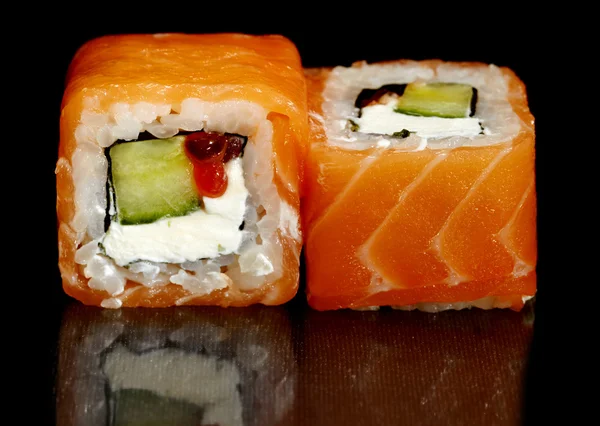 Sushi japonés con carne de salmón, pepino, queso y caviar rojo —  Fotos de Stock