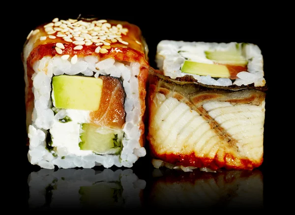 Maki con anguilla, cetriolo, avocado e salmone — Foto Stock