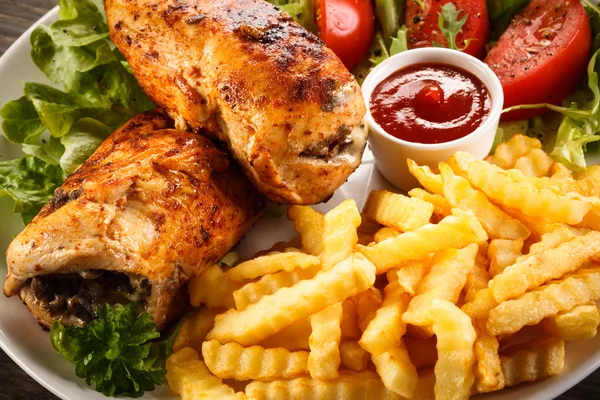 Gegrilde kippenborst, Franse frietjes en groenten — Stockfoto