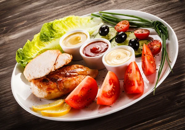 Salada de legumes com carne de frango frita — Fotografia de Stock