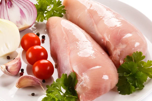 Rauwe kip borsten op witte plaat — Stockfoto