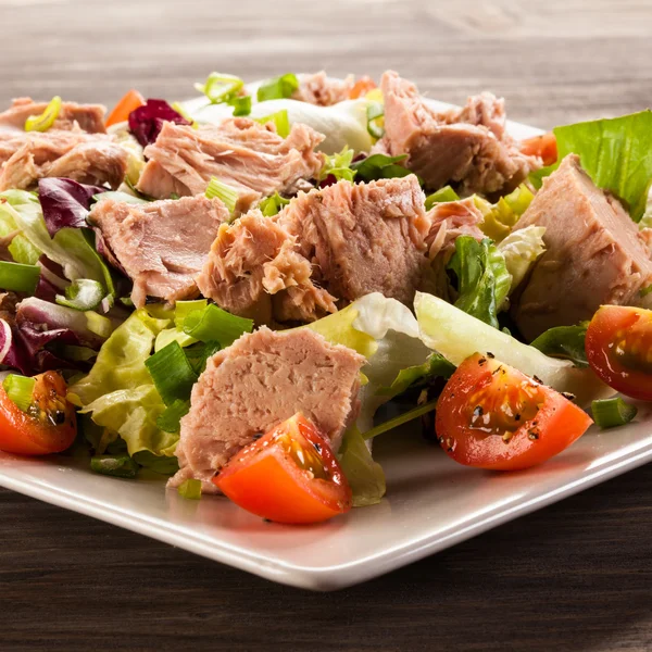 Tuna and vegetable salad — Stock Photo, Image