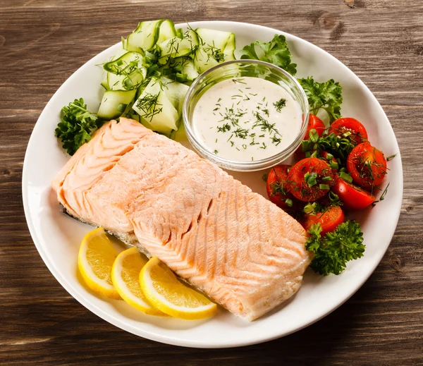 Roasted salmon and vegetables — Stock Photo, Image