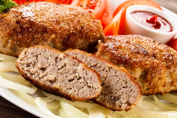 Filetes a la parrilla y ensalada de verduras — Foto de Stock