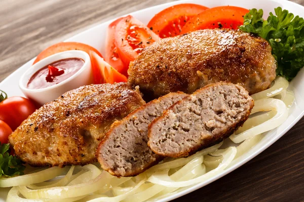 Filetes a la parrilla y ensalada de verduras — Foto de Stock