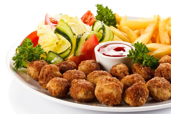 Geroosterde gehaktballen, Franse frietjes en groenten — Stockfoto