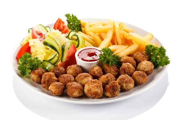 Gebratene Frikadellen, Pommes und Gemüse — Stockfoto