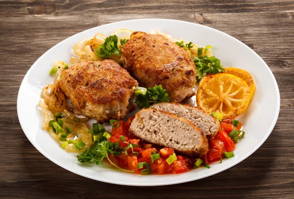 Filetes a la parrilla y ensalada de verduras —  Fotos de Stock