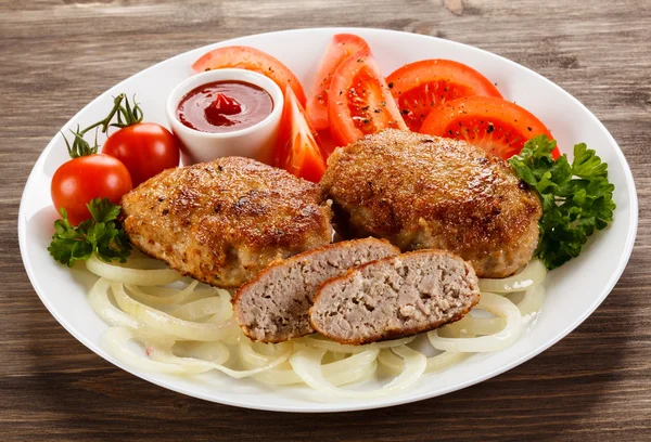 Filetes a la parrilla y ensalada de verduras —  Fotos de Stock