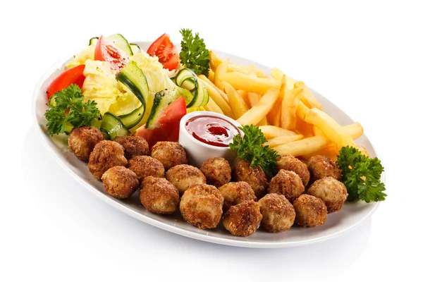 Roasted meatballs, French fries and vegetables — Stock Photo, Image