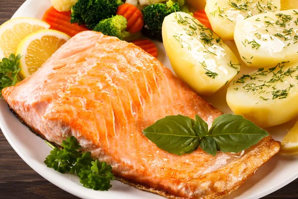 Salmone e verdure arrosto — Foto Stock
