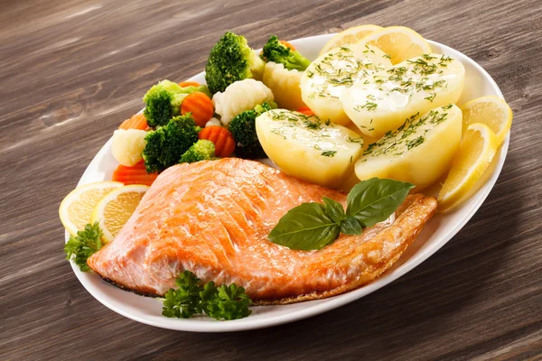 Gebratener Lachs und Gemüse — Stockfoto