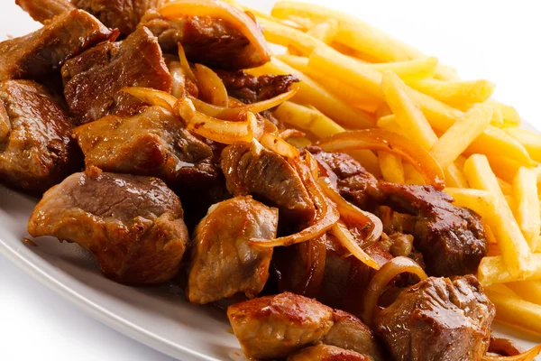 Carne arrosto, patatine fritte e verdure — Foto Stock