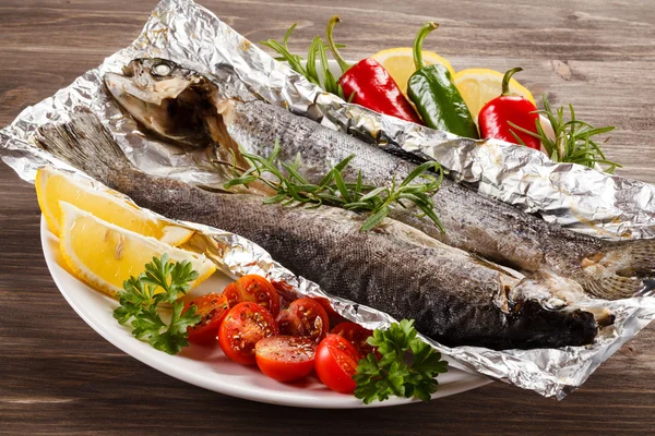 Plato de pescado - pescado asado y verduras —  Fotos de Stock