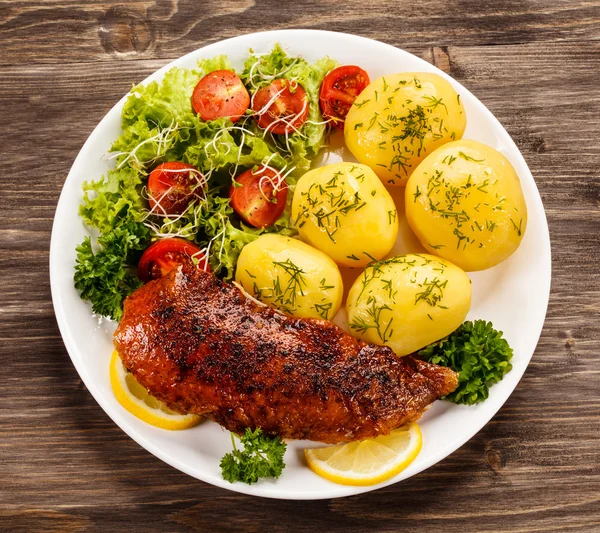 Daging bebek panggang, kentang rebus dan sayuran — Stok Foto