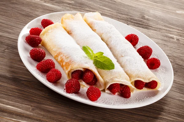 Raspberry pannkakor på vit platta — Stockfoto