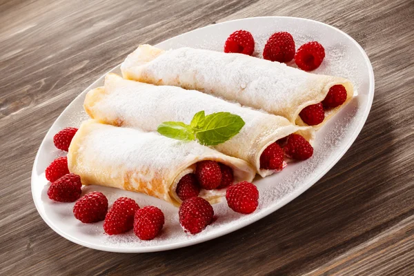 Panqueques de frambuesa en plato blanco —  Fotos de Stock