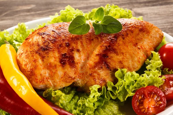Pechuga de pollo asada con verduras —  Fotos de Stock