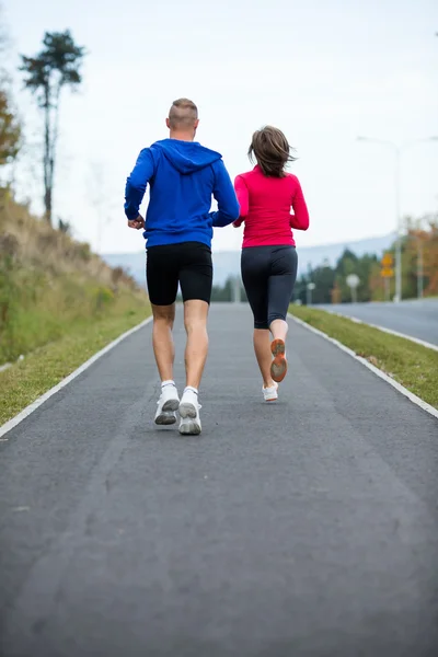 Donna e uomo in corsa — Foto Stock