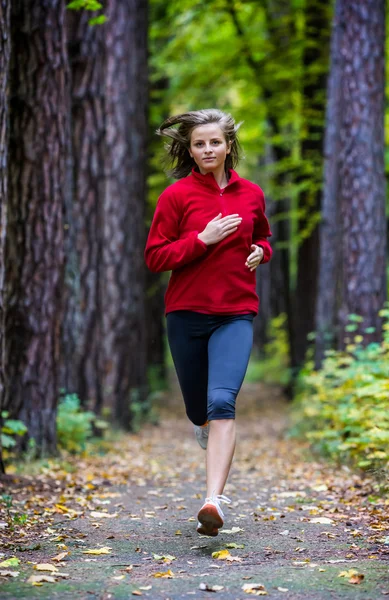 在森林中奔跑的妇女 — 图库照片