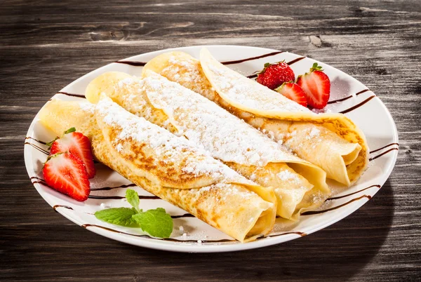 Panqueques con crema y fresa —  Fotos de Stock