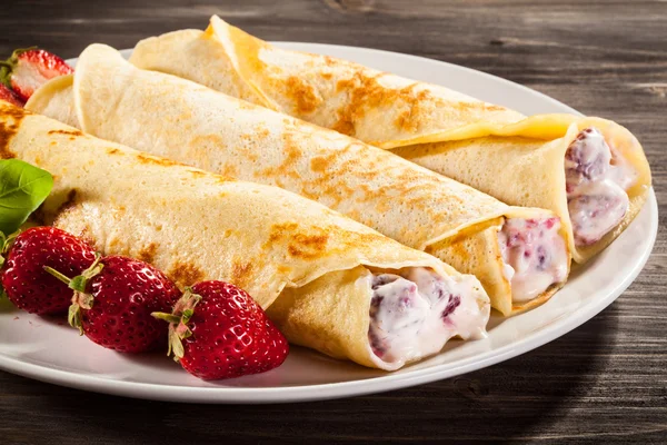 Panqueques con crema y fresa —  Fotos de Stock