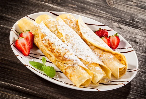 Panqueques con crema y fresa —  Fotos de Stock