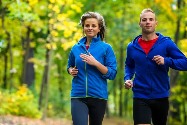 Mujer y hombre corriendo — Foto de Stock