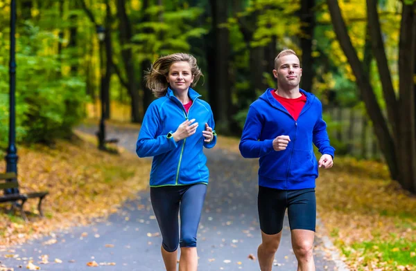 Mujer y hombre corriendo — Foto de Stock