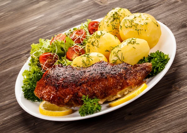 Eend Gegrilde Kipfilet, gekookte aardappel en groenten — Stockfoto