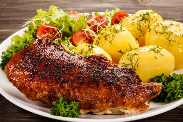 Daging bebek panggang, kentang rebus dan sayuran — Stok Foto