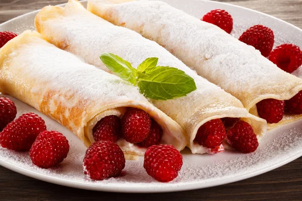 Panqueques de frambuesa en plato blanco — Foto de Stock