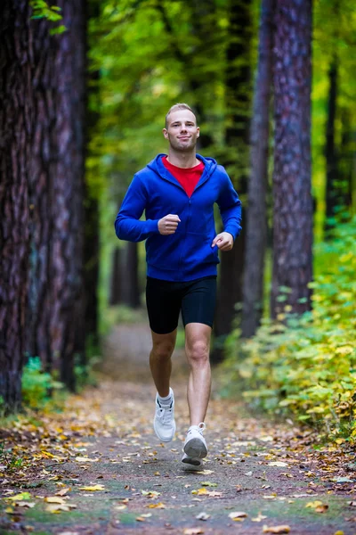 Man running in forest — Stock Photo, Image