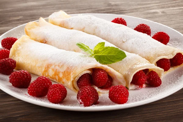 Raspberry pannkakor på vit platta — Stockfoto