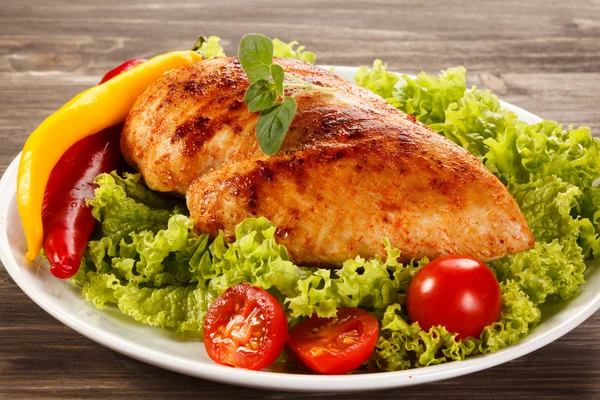 Stekt kycklingfilé med grönsaker — Stockfoto