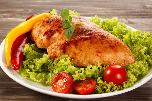 Petto di pollo arrosto con verdure — Foto Stock