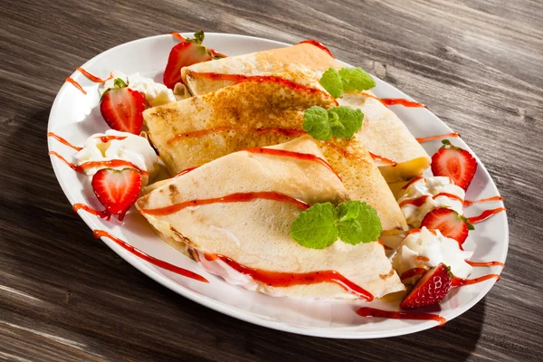 Pancakes with cream and strawberry — Stock Photo, Image