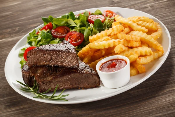 Steak grillé, frites et légumes — Photo