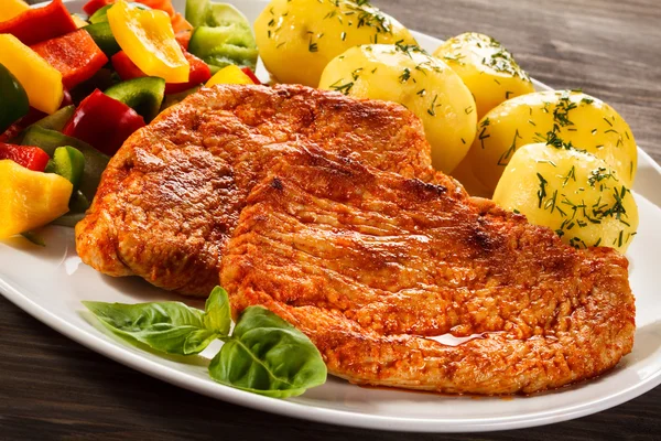 Grilled steak and vegetables — Stock Photo, Image