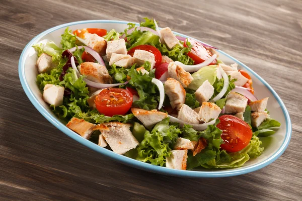 Salada com carne de frango — Fotografia de Stock