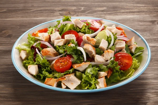 Salada com carne de frango — Fotografia de Stock