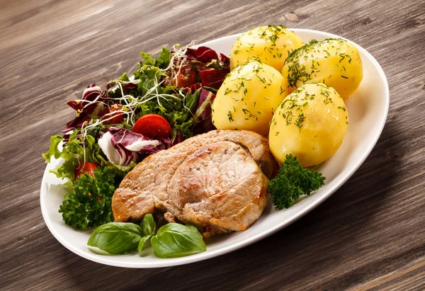 Grilled steaks and vegetables — Stock Photo, Image