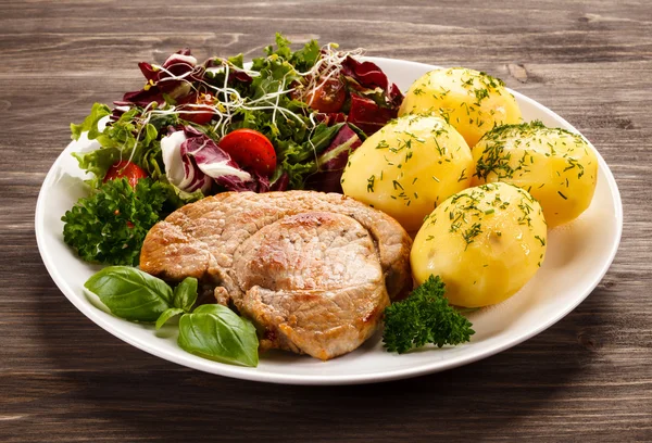 Grilled steaks and vegetables — Stock Photo, Image