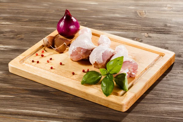 Frische rohe Hühnchen Drumsticks — Stockfoto