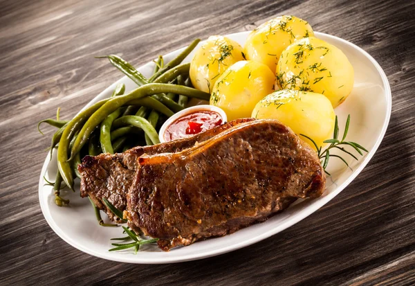 Steak grillé, pommes de terre et haricots verts — Photo