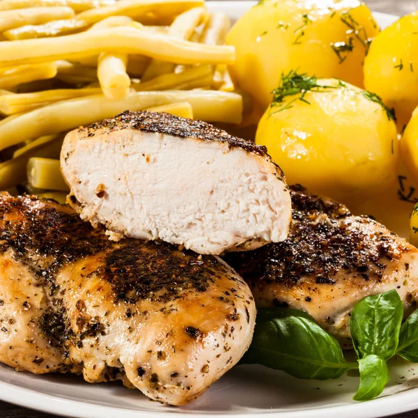 Peito de frango assado, batatas e feijão amarelo — Fotografia de Stock