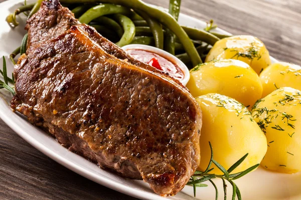 Steak grillé, pommes de terre et haricots verts — Photo